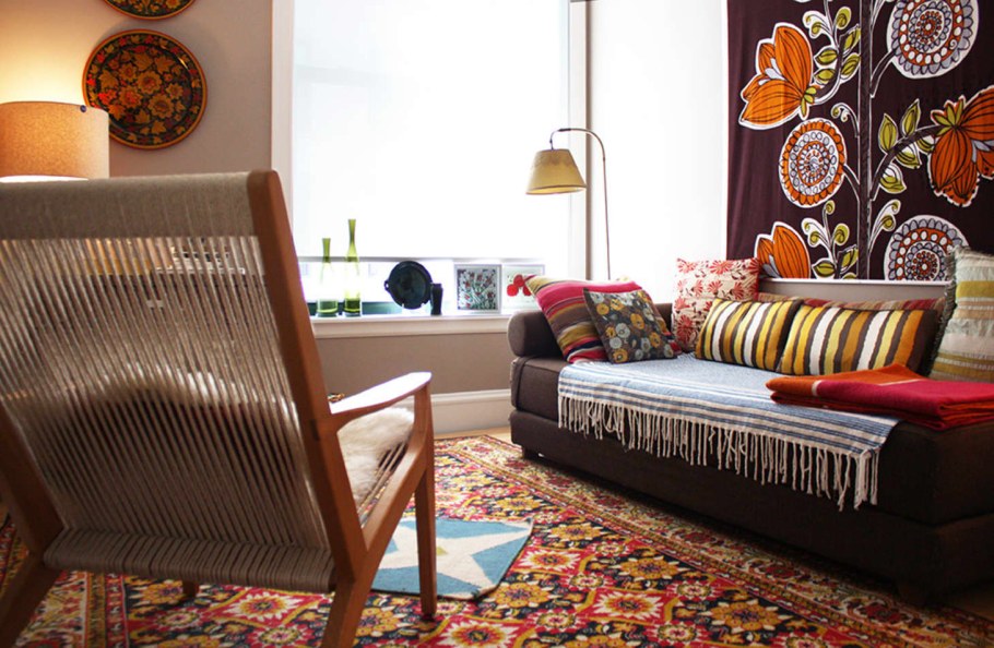 Диван в этническом стиле