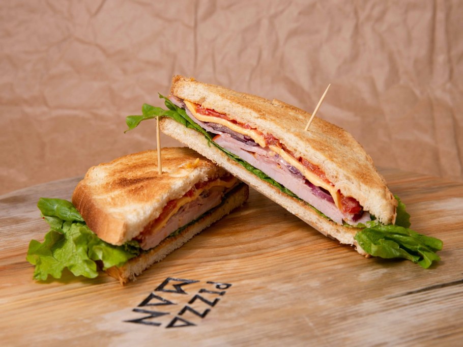 Сэндвич на тостовом хлебе