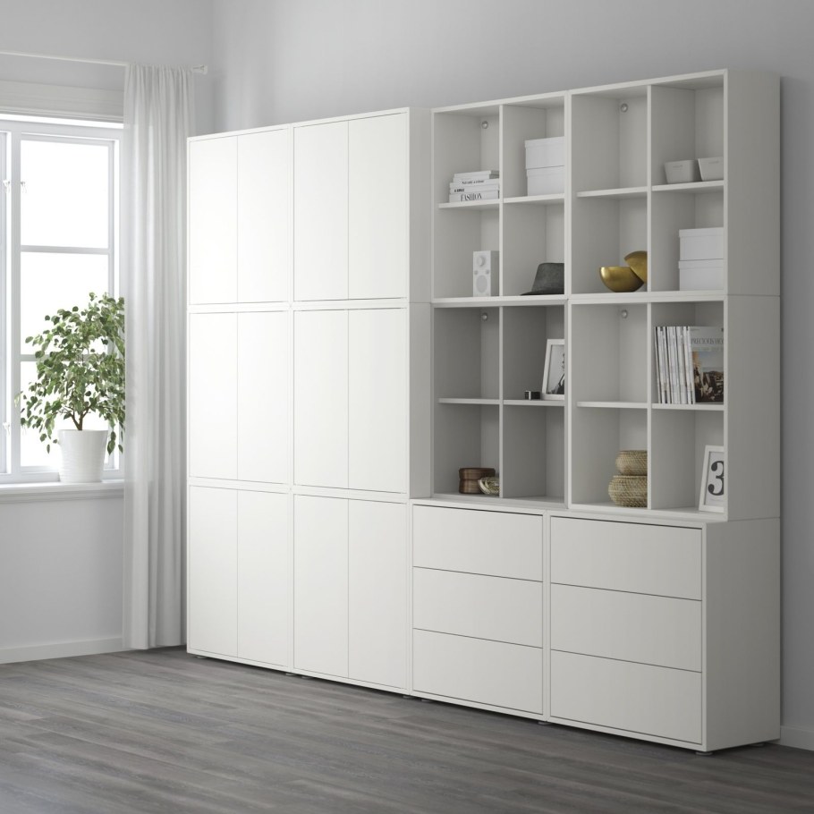 Белый шкаф икеа в интерьере гостиной