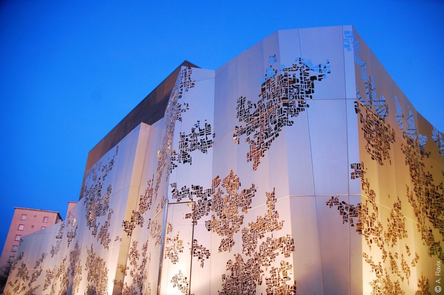 Перфорация на фасаде