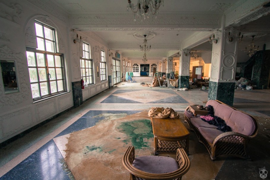 Заброшенный отель на острове Хатидзё Япония