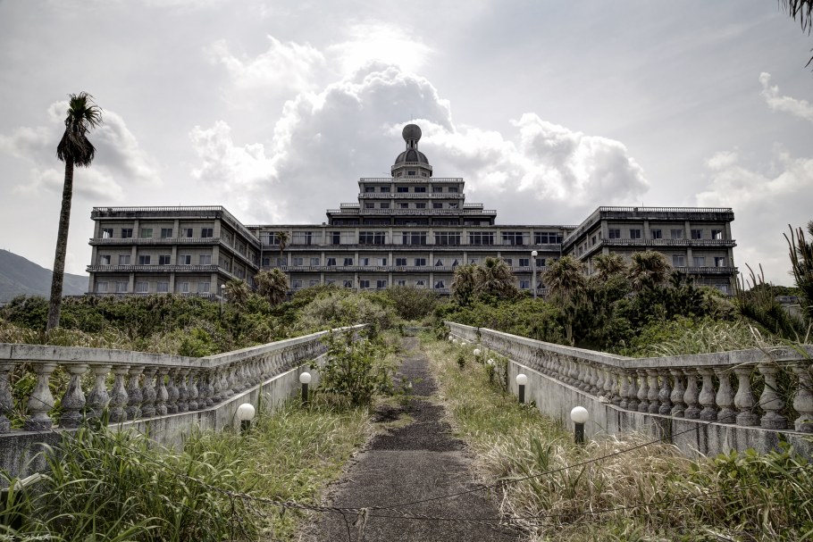 Заброшенный дом в лесу внутри