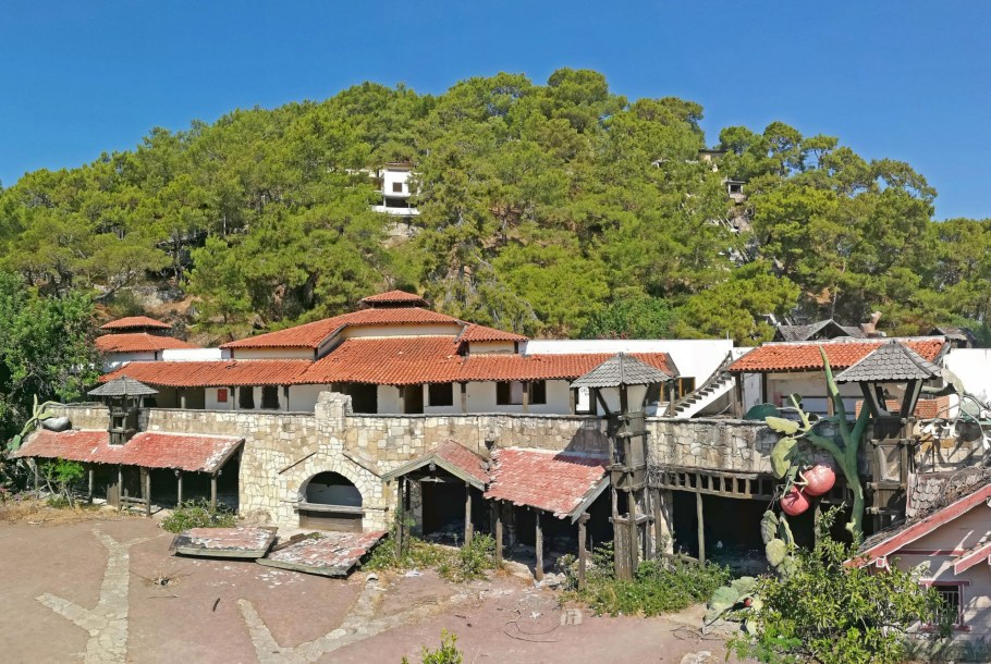 Заброшенный отель на острове Хатидзё Япония