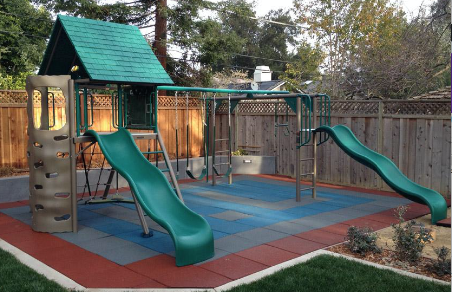 Покрытие под детскую площадку на даче