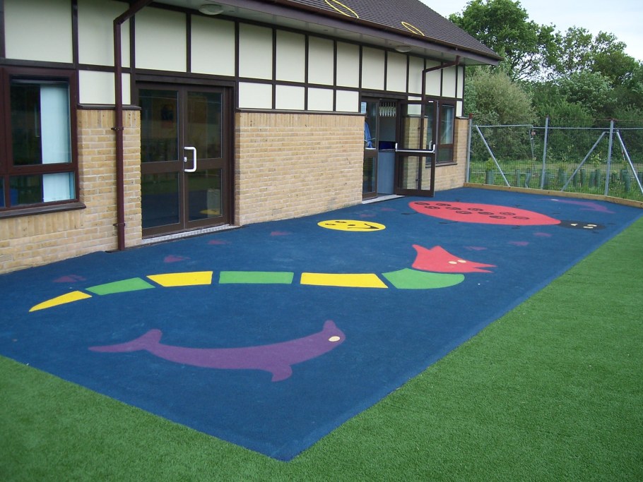 Резиновое покрытие на даче