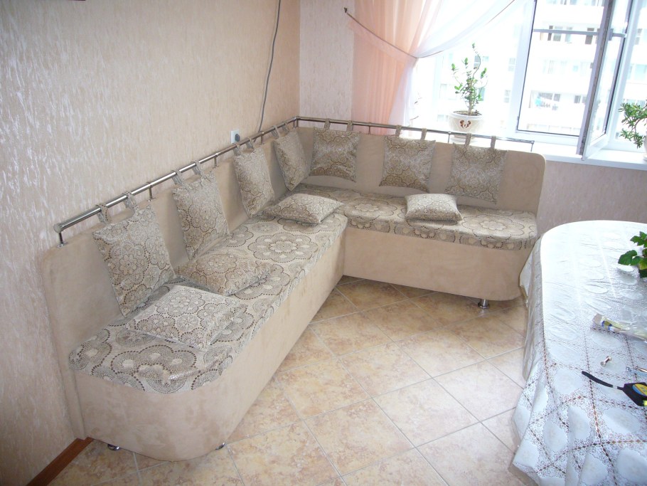 Уголок на кухню с подушками