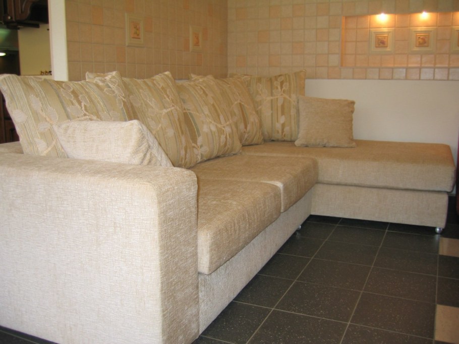 Старые диваны и кресла