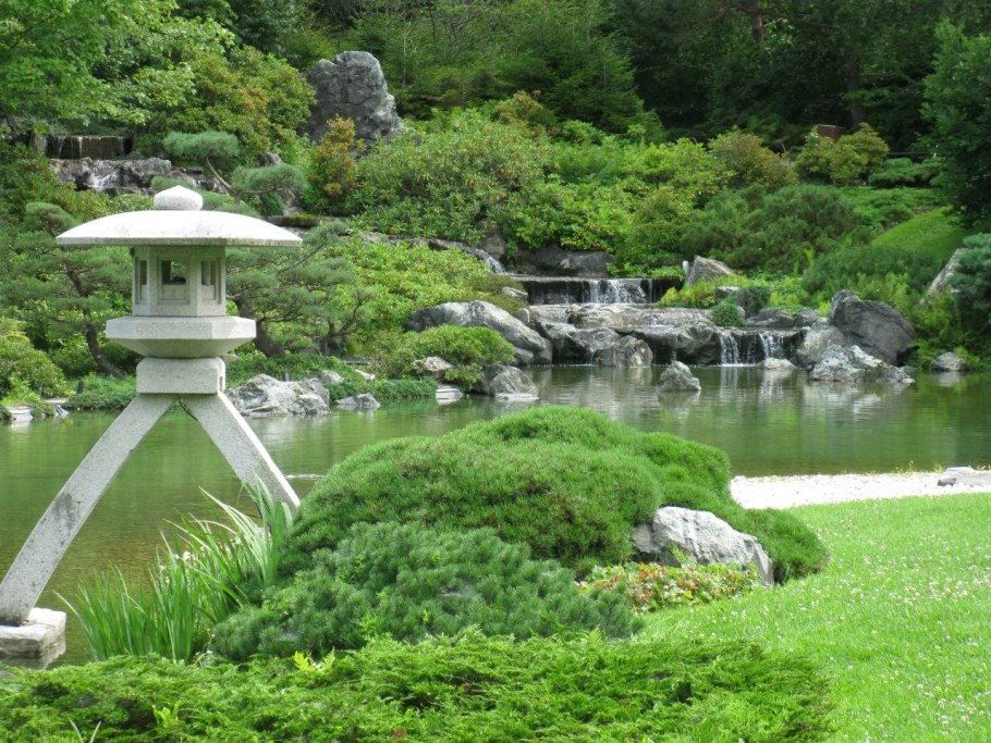 Каменная пагода в японском саду