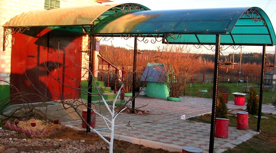 Двухуровневый навес из поликарбоната