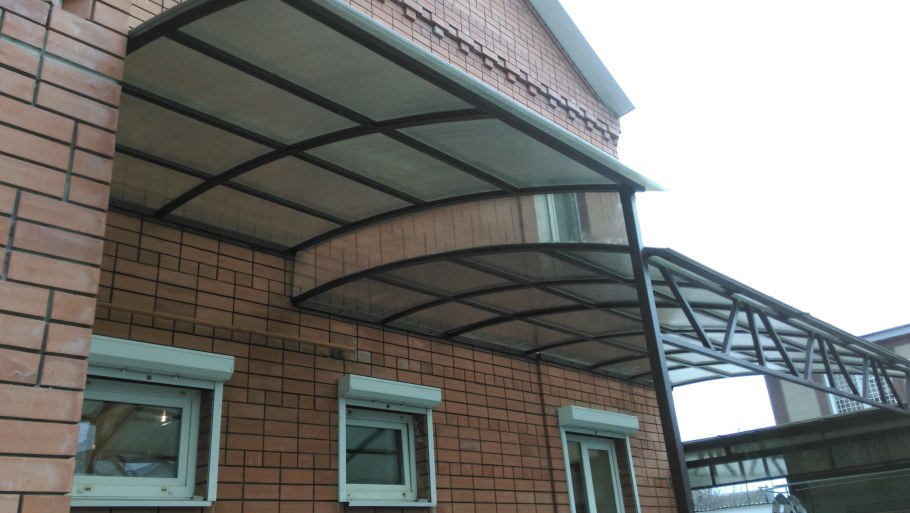 Каскадный навес из поликарбоната