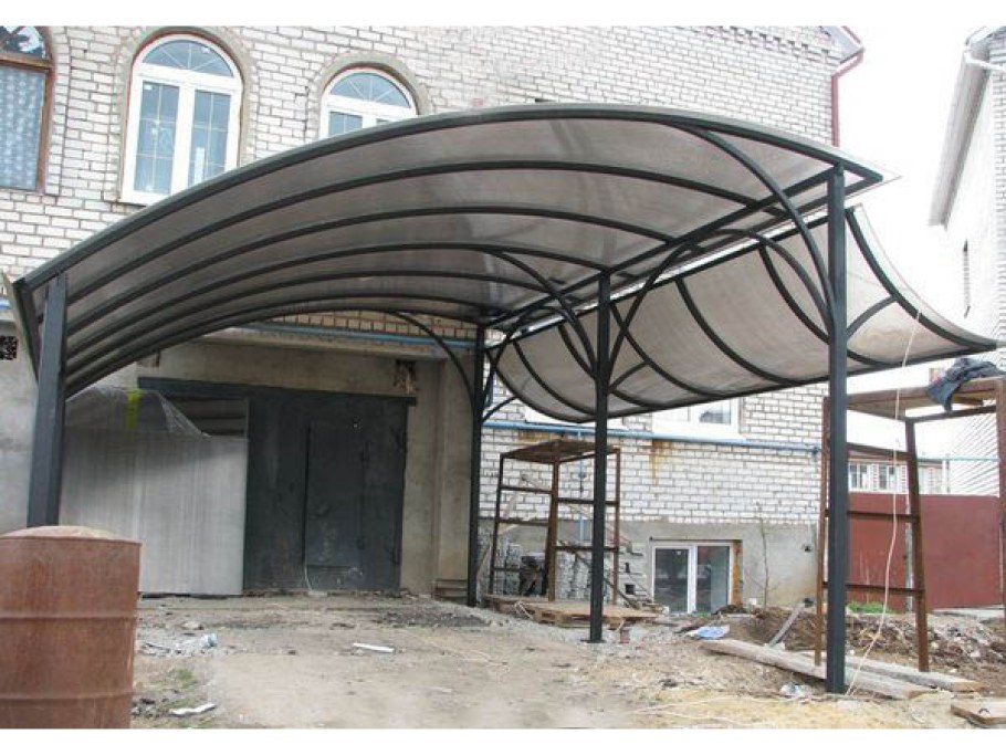 Навес над двором из поликарбоната