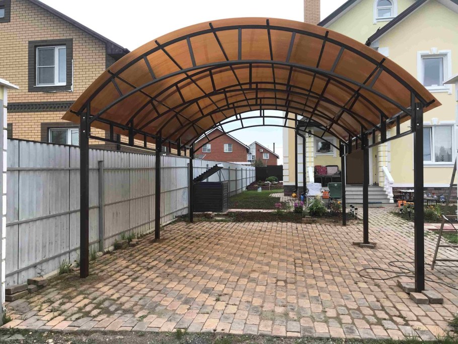 Закрытый навес из поликарбоната