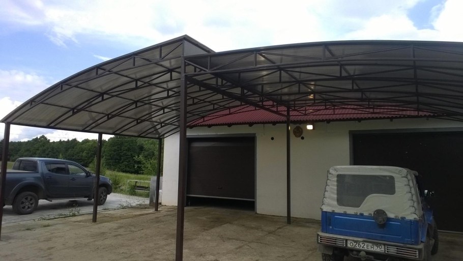 Навес между двумя домами