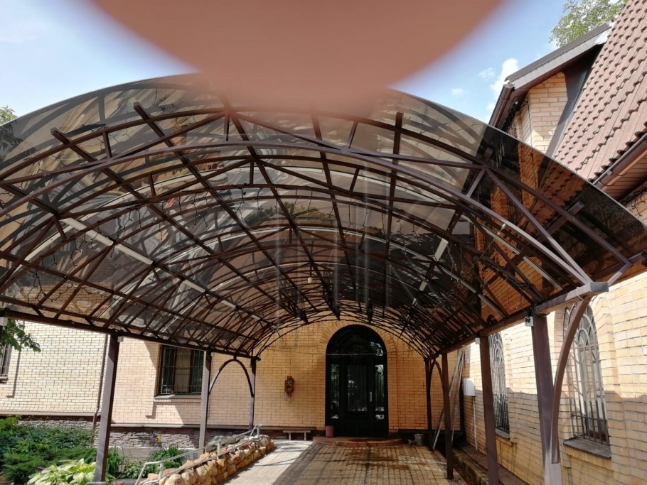 Двускатный навес для автомобиля