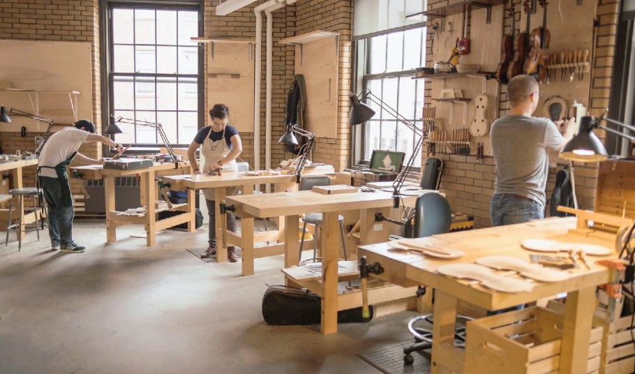 Столяр в мастерской