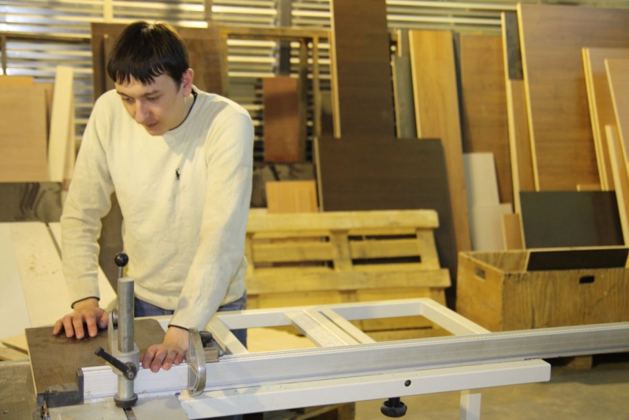 Столяр на мебельной фабрике