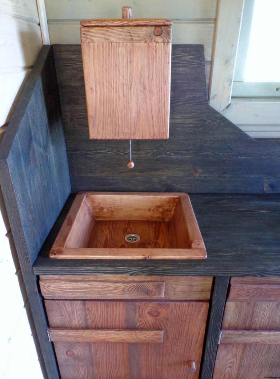 Деревянный умывальник для дачи