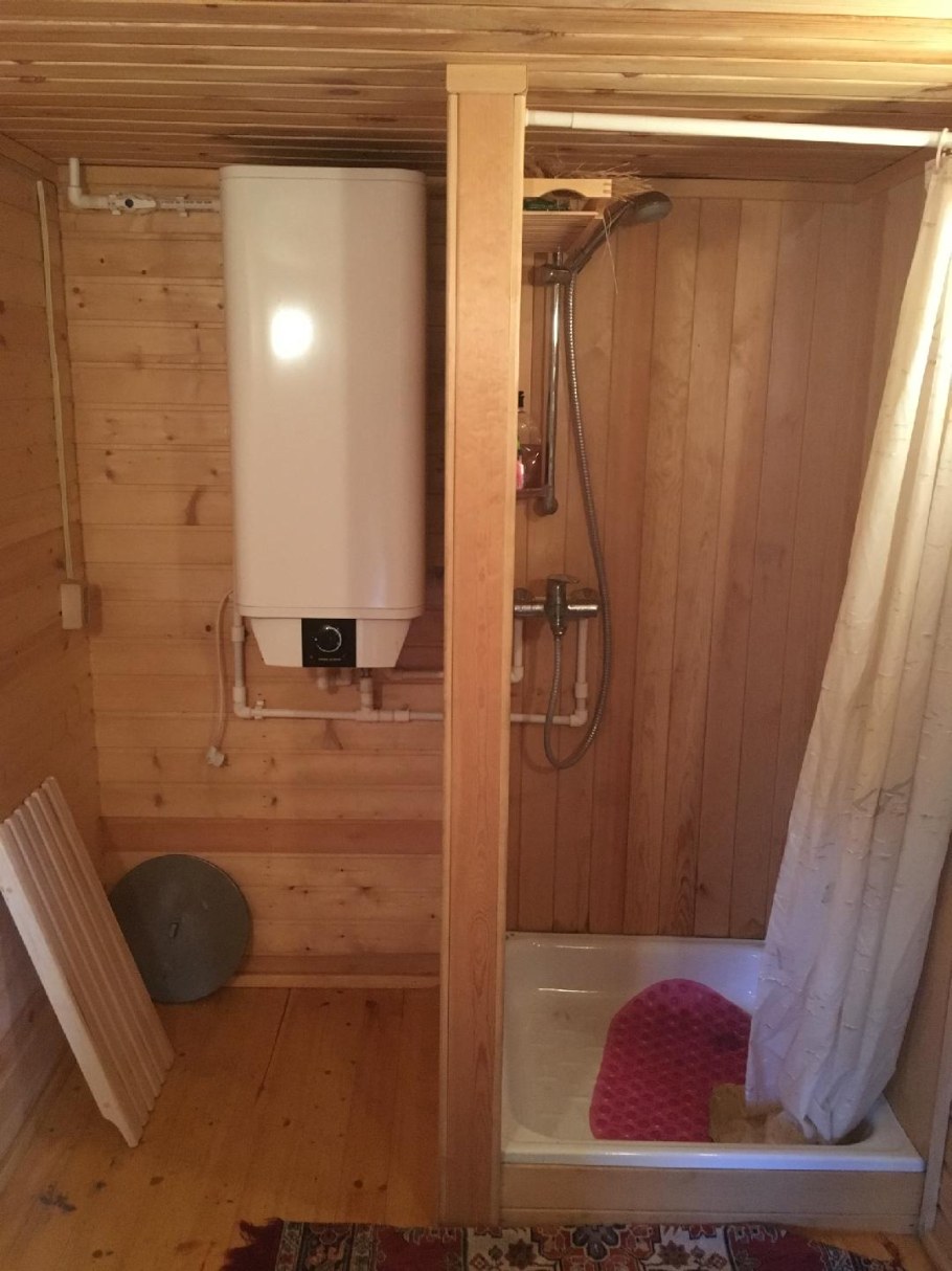 Душевая кабина в бане на даче