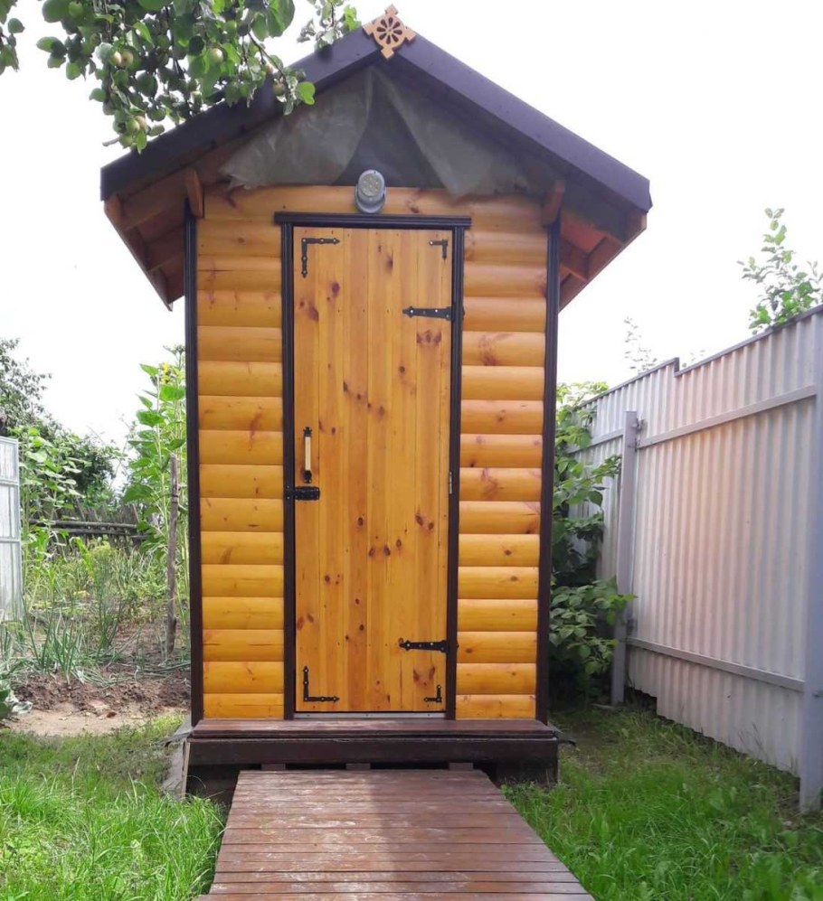 Деревянный туалет на участке