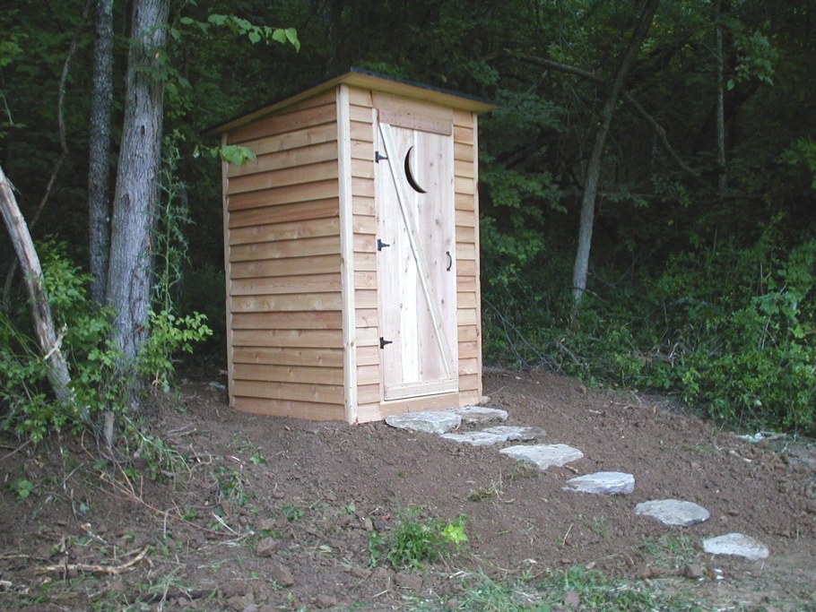 Постройка деревянного туалета