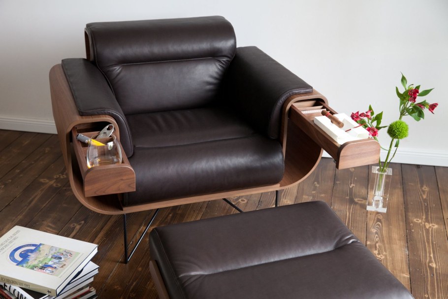 Кресло с выдвижным столиком