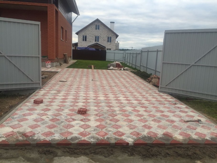 Тротуарная плитка для автомобиля на даче