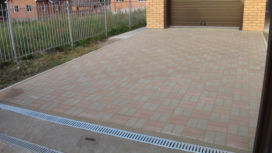 Площадка для машины из брусчатки