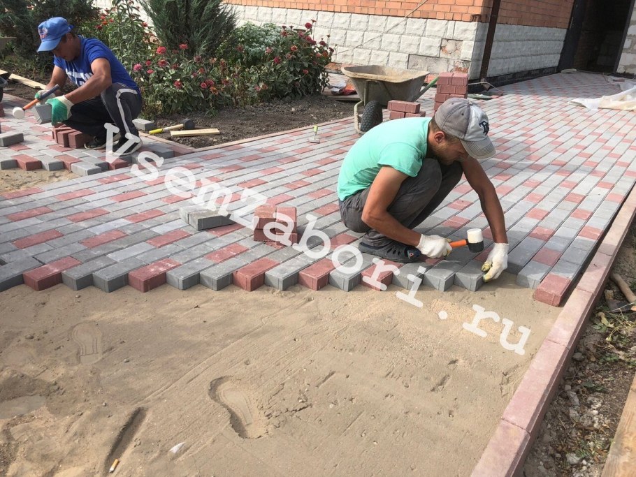 Площадка под автомобиль из тротуарной плитки