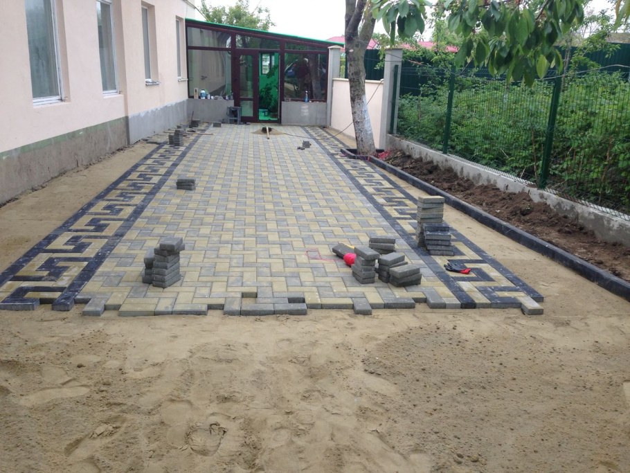 Площадка под автомобиль из тротуарной плитки