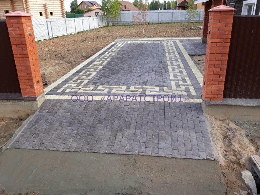 Площадка для машины из тротуарной плитки