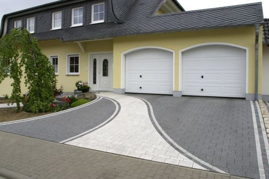 Брусчатка перед воротами