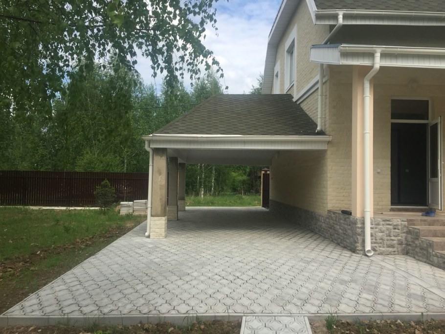 Плитка под навесом в частном доме