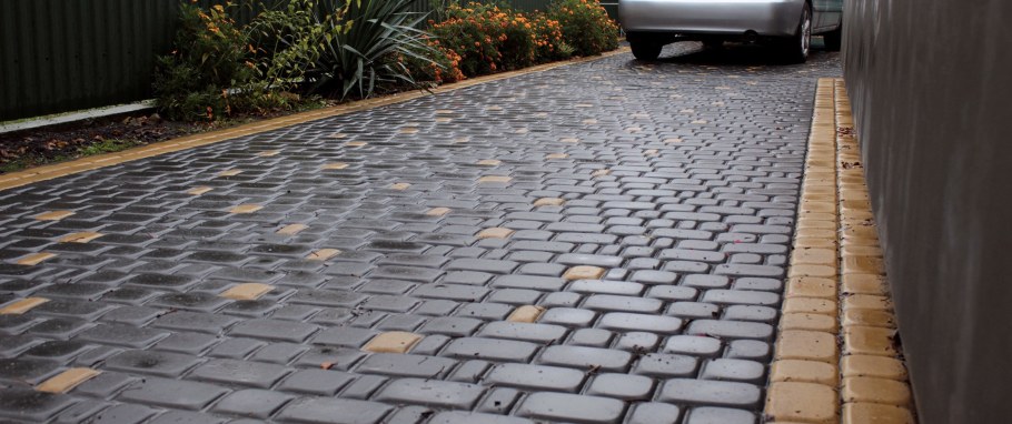 Площадка для машины из брусчатки