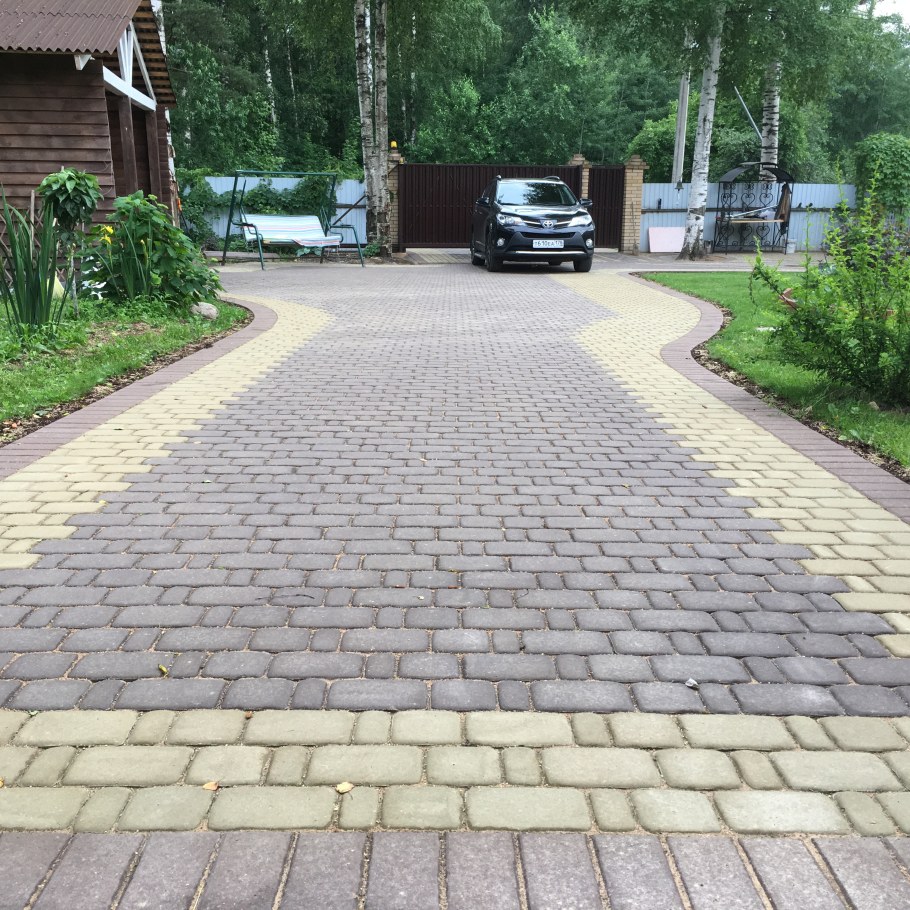 Площадка для машины из брусчатки