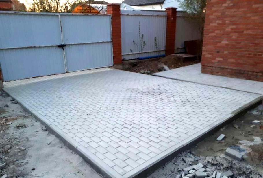 Площадка под авто ИЖ тротуарной плитки 50 на 50