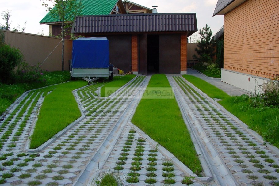 Плитка и газон во дворе