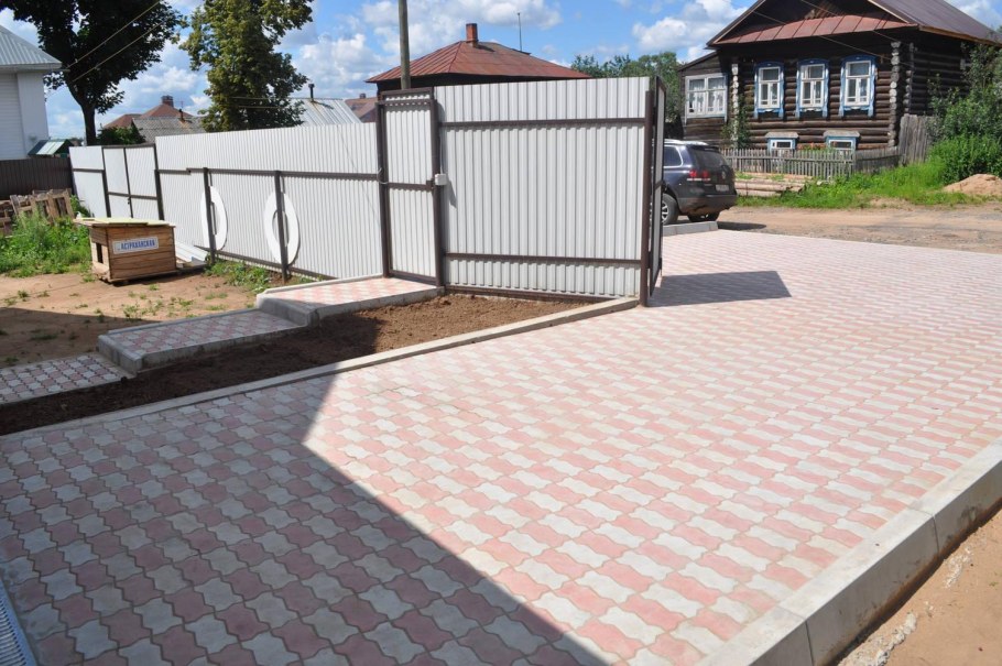 Тротуарная плитка перед калиткой