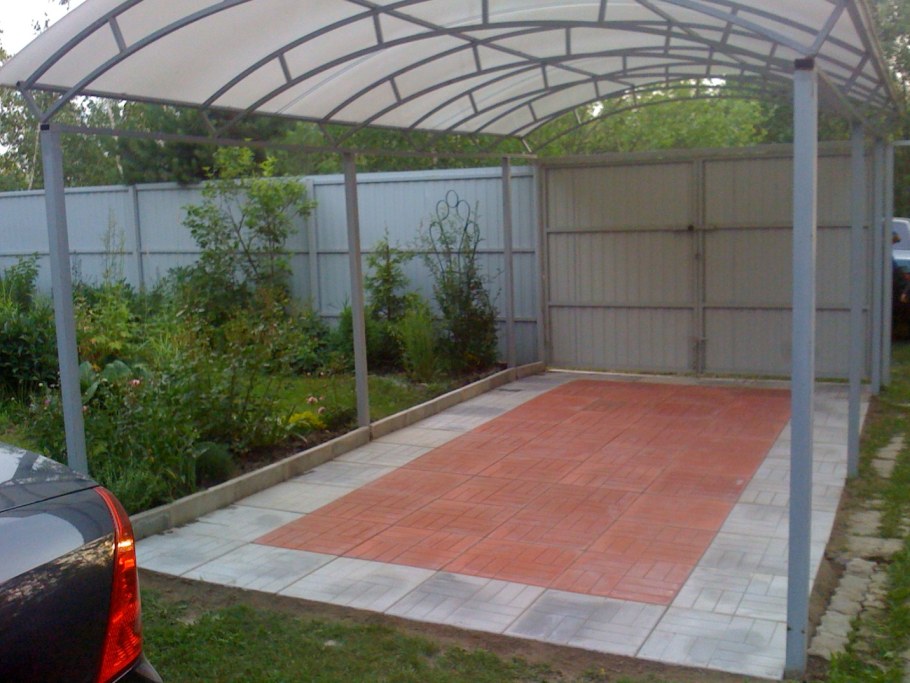 Площадка под навесом для машины