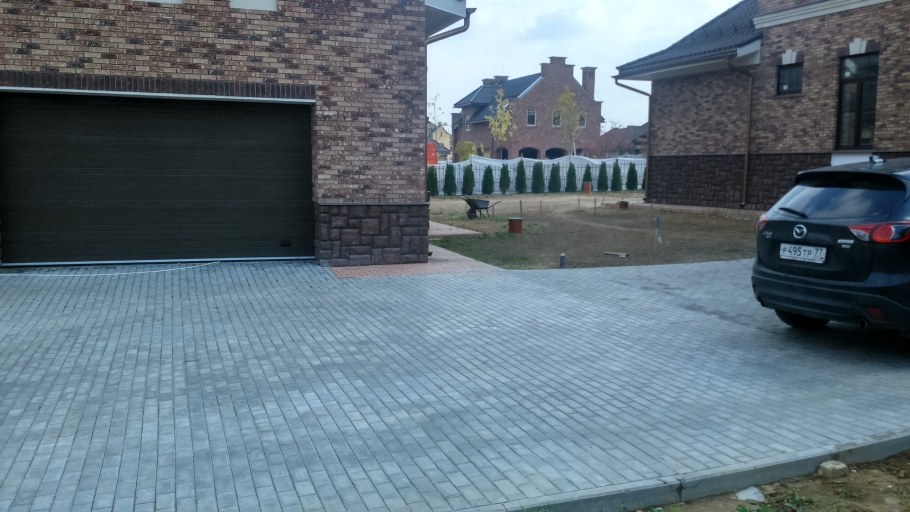 Заезд в гараж из тротуарной плитки