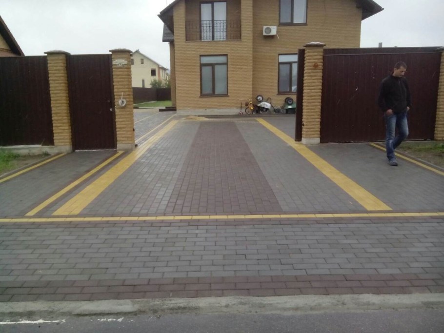 Заезд в гараж из тротуарной плитки