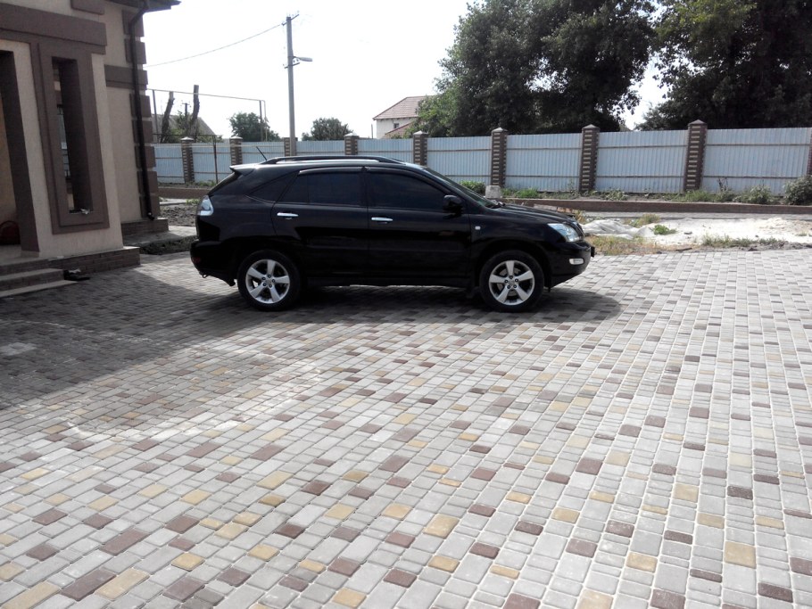Площадка для машины из брусчатки