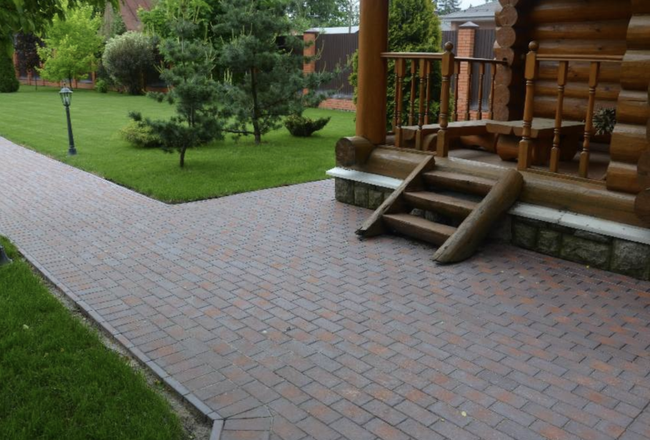Площадка из брусчатки перед домом