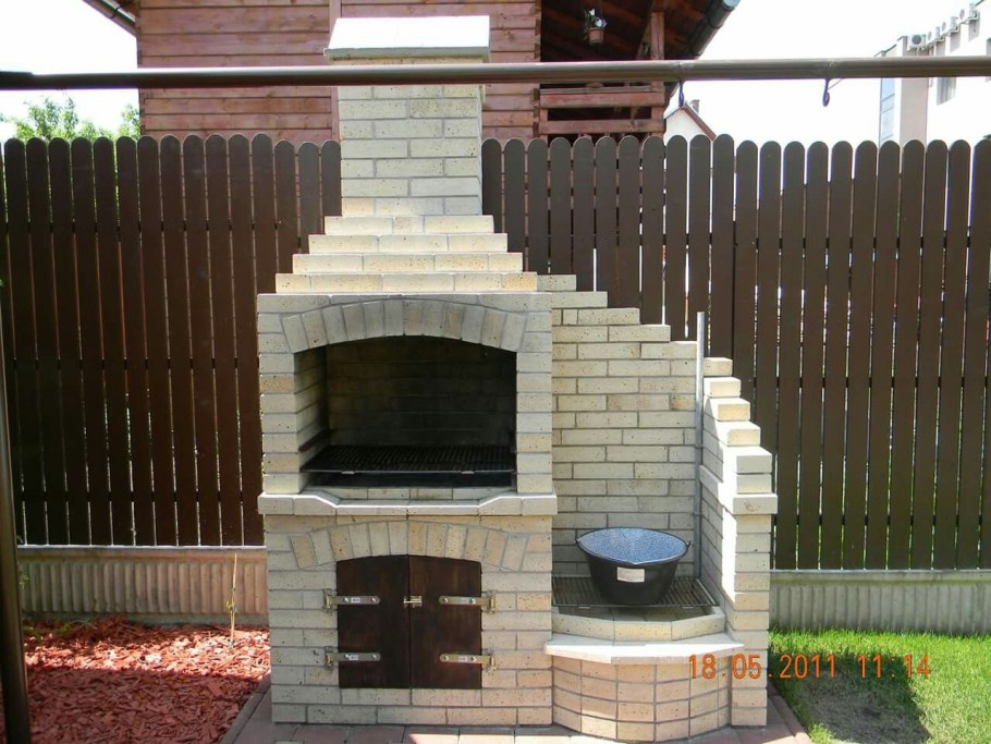 Уличный кирпичный мангал