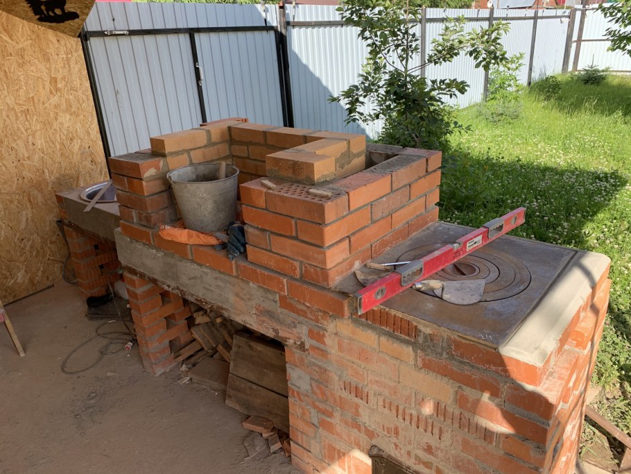 Уличное барбекю из кирпича