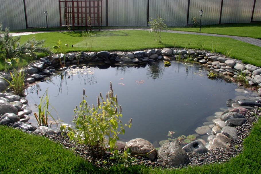 Декоративный пруд