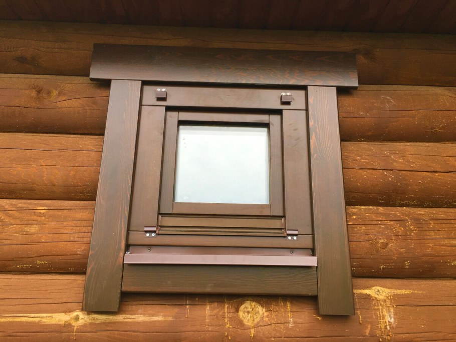 Деревянное окно в парилку