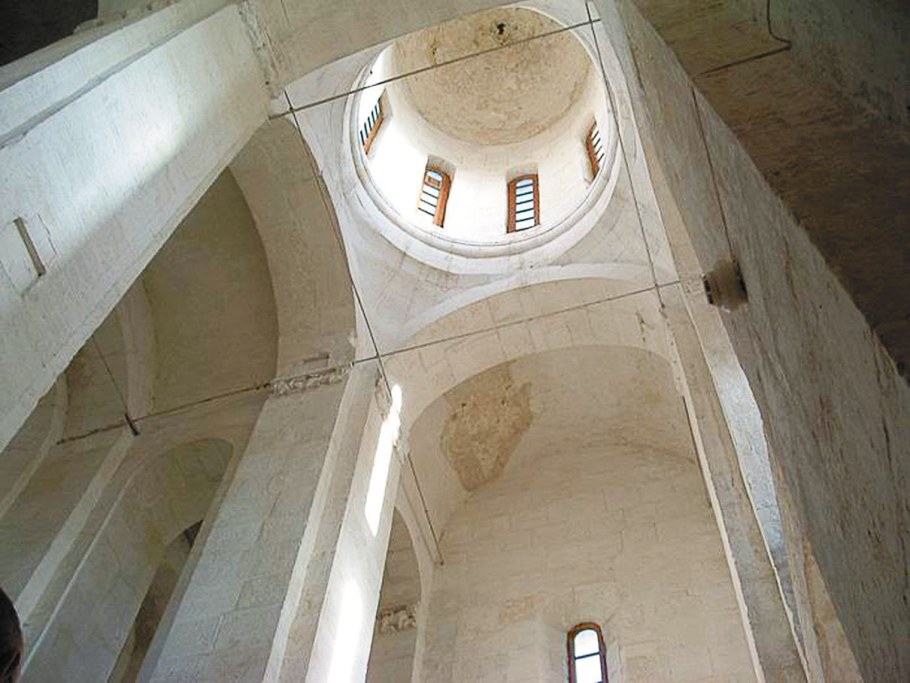 Храм Покрова на Нерли внутри убранство