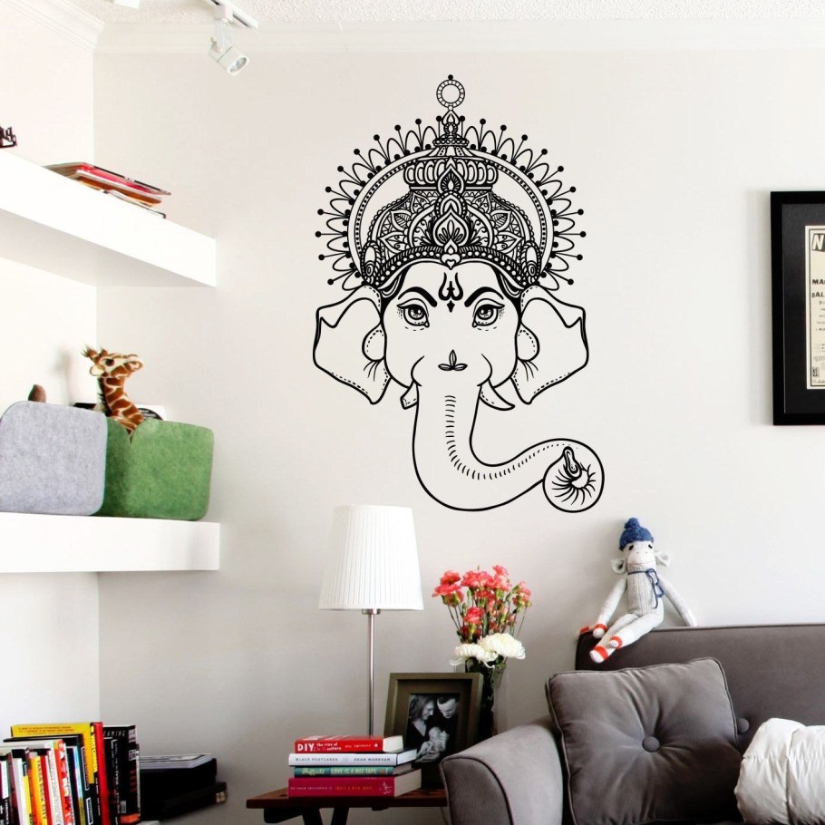 Индийский орнамент на стене