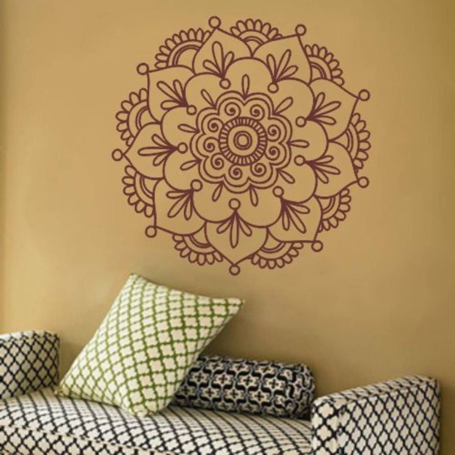 Индийские узоры на стене