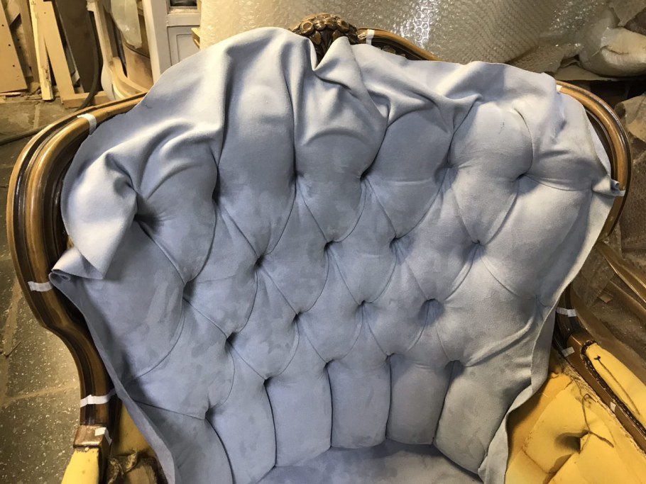 Кресло перетянуто каретной стяжкой